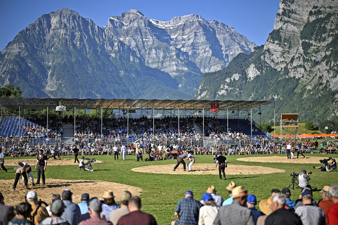 5500 Personen besuchen das Nordostschweizerische Schwingfest in Mollis.