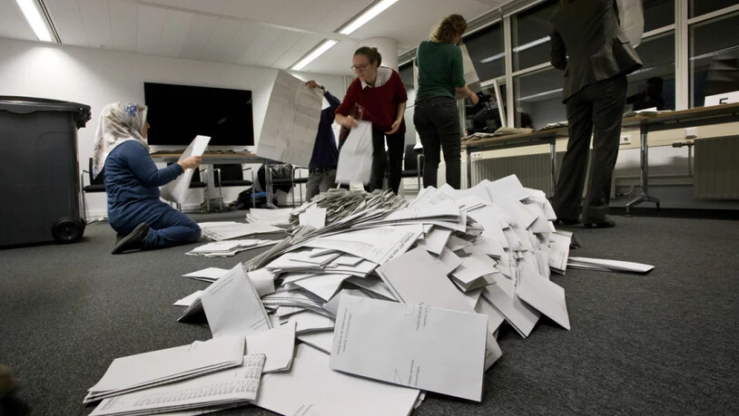 Auszählung von Wahlzetteln am Mittwochabend im Büro des Bürgermeisters von Den Haag.