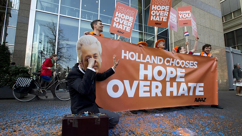 Kein Erdrutschsieg für Wilders: Vor dem Parlament bedankt sich eine kleine Gruppe Wähler, dass die Niederlanden Hoffnung statt Hass gewählt hätten.