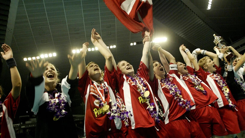 Die Schweizer Weltmeisterinnen beim Goldjubel in Singapur