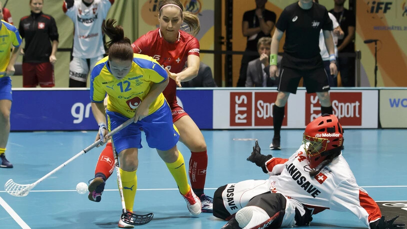 Viel Durchschlagskraft: Sofia Joelsson setzt sich an der WM gegen Verteidigerin Tanja Stella und Torhüterin Lara Heini durch.