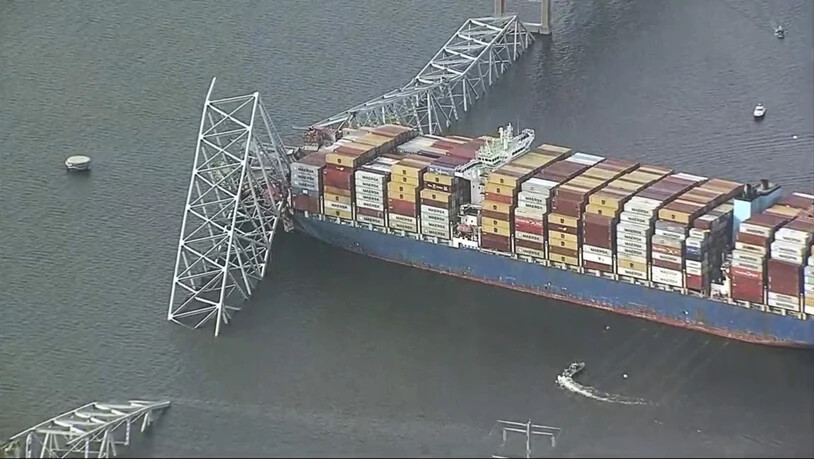 Nur Teile der Francis Scott Key Brücke stehen noch, nachdem das Containerschiff mit einem der Brückenpfeiler kollidiert ist. Foto: Uncredited/WJLA/AP/dpa