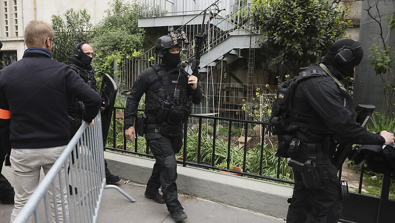 dpatopbilder - Polizisten der Spezialeinheit "Brigade de recherche et d'intervention" (BRI) verlassen das Gebäude nach einem Einsatz in der Nähe des iranischen Konsulats in Paris. Foto: Thomas Padilla/AP
