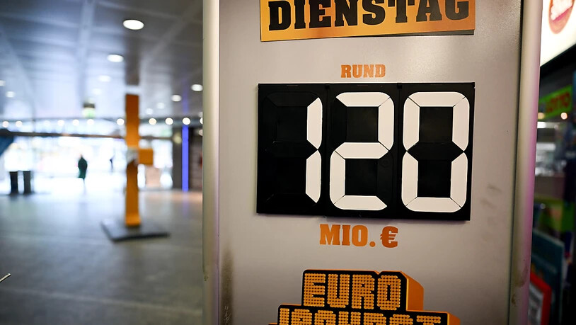Ein Schild wirbt für die Gewinnsumme von 120 Millionen Euro im Eurojackpot.