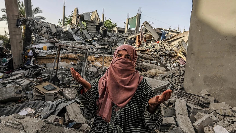 Ein Palästinenser begutachtet ein Haus, das durch einen israelischen Luftangriff zerstört wurde, wobei mehrere Menschen getötet und verletzt wurden. Foto: Abed Rahim Khatib/dpa