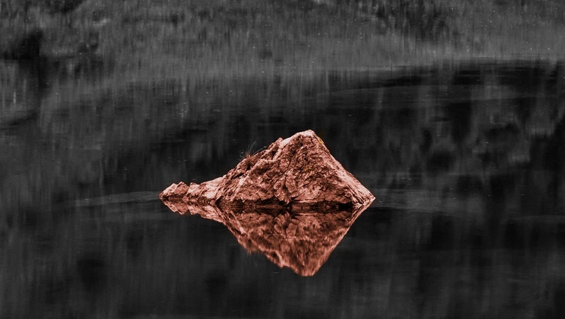 Dienstag: «Kupfer-farbene Insel mit Spiegelung im Talalpsee.»