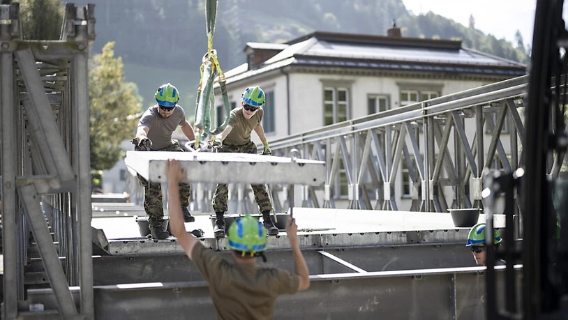 Wehrleute beim Bau in Schwanden: Die Notbrücke ermöglicht den Zugang ins vom Hangrutsch Ende August betroffene Gebiet.