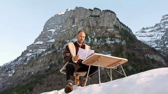 Lesung auf dem eisigen Sackberg: Die Aufnahme mit Claudio Landolt im Schnee entsteht bei Videoaufnahmen zum Buch.