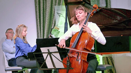 Glücksfall für die Musikwoche: Auch junge Talente wie die Cellistin Ursula Hyazintha Andrej und Marta Cardoso Patrocínio am Piano spielen auf der Bühne in Braunwald.