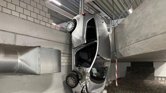 Nach dem Zusammenstoss mit einem anderen Personenwagen stürzte ein Auto in einem Parkhaus in Füllinsdorf im Baselbiet drei Meter in Tiefe. Dabei wurden die Insassen verletzt.