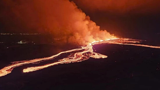 HANDOUT - Dieses vom isländischen Zivilschutz via AP zur Verfügung gestellte Bild zeigt den Ausbruch von Lava aus einem Vulkan zwischen Hagafell und Stóri-Skógfell. Foto: Uncredited/Almannavarnir, Iceland Civil Defense/AP/dpa - ACHTUNG: Nur zur…