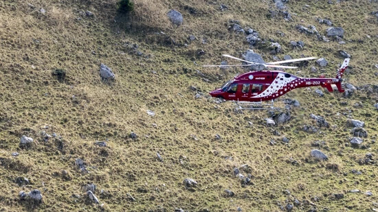 Ein Rettungshelikopter der Air Zermatt bei einer Übung. (Archivbild)