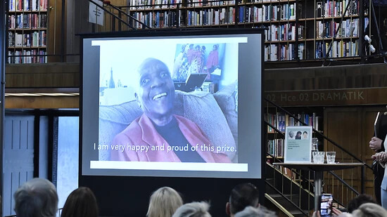 ARCHIV - Maryse Conde, eine in Paris lebende französische Autorin aus Guadeloupe, erscheint 2018 nach der Verleihung des Alternativen Nobelpreises per Videolink in der Stadtbibliothek Stockholm. Foto: Janerik Henriksson