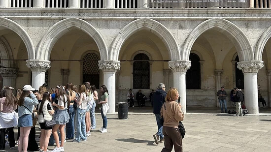 PRODUKTION - Touristen stehen vor dem Dogenpalast, wo am Samstag eine Ausstellung zum Asien-Reisenden Marco Polo (vermutlich 1254-1324) eröffnet wird. Mit der großen Ausstellung erinnert Venedig zum 700. Todestag an seinen berühmtesten Bürger. Foto:…