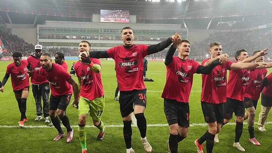 Hier feiert Granit Xhaka (Mitte) mit seinen Teamkollegen den Einzug in den deutschen Cupfinal - schon kommendes Wochenende ist für die Leverkusener der Gewinn des Meistertitels möglich