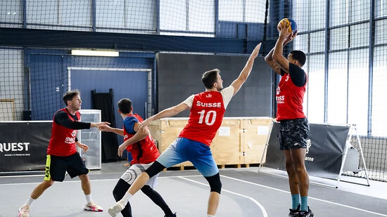Die Schweizer Basketballer erhalten im Mai eine weitere Chance, sich für die Olympischen Spiele in Paris zu qualifizieren