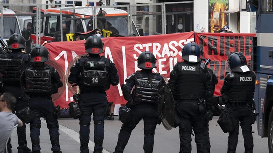 Seit dem frühen Nachmittag hat die Polizei eine Gruppe Linksautonomer an der Zürcher Langstrasse eingekesselt.