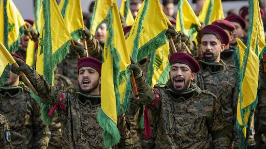 ARCHIV - Hisbollah-Kämpfer bei der Beerdigung eines hochrangigen Hisbollah-Kommandeurs. Foto: Hussein Malla/AP/dpa