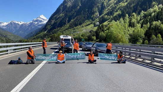 Aktivistinnen und Aktivisten der Klimabewegung Renovate blockieren die Autobahn A2 bei Wassen UR.