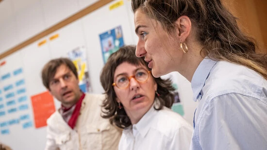 Theater ganz nah: Jonathan Ferrari, Annina Sedlacek und Jelena Moser (von links) zeigen in der Primarschule in Maienfeld das Stück «I han recht».