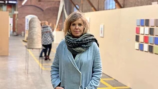 Initiantin und Künstlerin: Rahel Opprecht steht im Güterschuppen, in dem die Ausstellung gezeigt wurde, die sie mit Stefan Wagner kuratierte. Pressebilder
