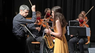 Klangschön: Nina Becker spielt am Begabten-Konzert in Eugène Bozzas Aria das Saxofon.