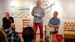 «Seine Bildsprache brennt sich ins Gedächtnis»: Fridolin Walcher (Mitte) stellt den Fotografen Kaspar Thalmann (links) vor und lässt Jürg Walcher über Parallelen zu Braunwald referieren