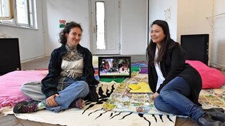 Verdichtete Glücksmomente: Sivan Lavie (links) und Nicolette Hsu präsentieren in Glarus ihre multimediale Zusammenarbeit.