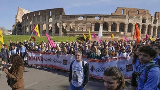 Demonstranten halten ein Transparent mit der Aufschrift: «Rom ist eine freie Stadt», während sie am Kolosseum vorbei gehen.Die Demonstration ist dem Gedenken an die über 1.000 Menschen, die in Italien seit 1900 von der Mafia getötet wurden, gewidmet…
