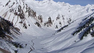 Im Gebiet von Klosters GR sind am Freitagnachmittag zwei Skitourenfahrer bei einem Lawinenunglück getötet worden.