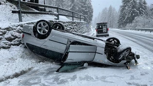 Schneebedeckte Fahrbahn: Ein 36-jähriger Fahrer hatte Sommerpneu auf seinem Fahrzeug montiert und geriet ins Rutschen. 