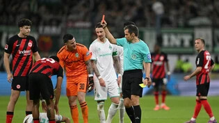Der Schiedsrichter zückte im Spiel zwischen Eintracht Frankfurt und Werder Bremen in der Schlussphase gleich zwei Mal die Rote Karte