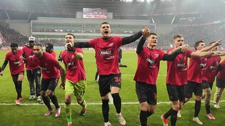 Hier feiert Granit Xhaka (Mitte) mit seinen Teamkollegen den Einzug in den deutschen Cupfinal - schon kommendes Wochenende ist für die Leverkusener der Gewinn des Meistertitels möglich
