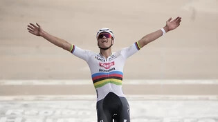 Mathieu van der Poel bejubelt beim Überqueren der Ziellinie seine zweiten Sieg in Serie in Roubaix