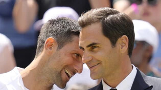 Zwei Aushängeschilder des Tennissports: Novak Djokovic und Roger Federer beim Small-Talk 2022 in Wimbledon