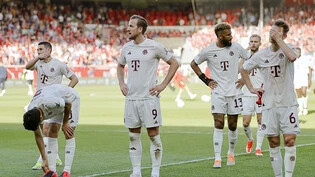 Die Spieler von Bayern München wirken nach der Niederlage gegen Heidenheim ratlos