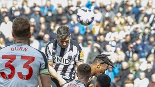 Fabian Schär trifft kurz vor dem Ende per Kopf zum 4:0 für Newcastle gegen Tottenham