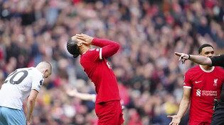 Captain Virgil van Dijk kann es nicht fassen: Liverpool verliert an der Anfield Road gegen Crystal Palace und verschenkt wichtige Punkte im Kampf um den Meistertitel
