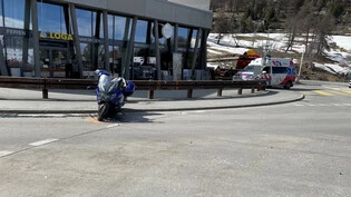 Sturz im Kreisel von St. Moritz: Hier ist der Grossvater mit seinem Töff gestürzt. Sein 12-jähriger Mitfahrer und Enkel verletzte sich leicht.