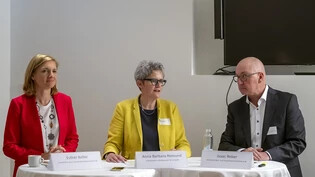 Anna Barbara Remund, Vizedirektorin des Bundesamts für Verkehr, flankiert von der Basler Regierungsrätin Esther Keller und ihrem Baselbieter Kollegen Isaac Reber.