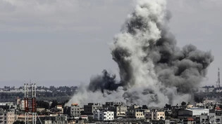 dpatopbilder - Nach einem israelischen Luftangriff auf den Osten der Stadt Rafah im südlichen Gazastreifen steigt Rauch auf. Foto: Abed Rahim Khatib/dpa
