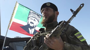ARCHIV - An der Kriegsfront in der Ukraine sollen etwa 9000 Tschetschenen die russische Armee unterstützen.(Archivbild) Foto: -/AP/dpa