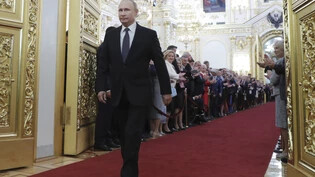 ARCHIV - Wladimir Putin, Präsident von Russland, geht bei seiner Amtseinführung als neuer russischer Präsident zwischen den applaudierenden Gästen entlang. Foto: Mikhail Metzel/Sputnik, Kremlin Pool Photo/AP/dpa