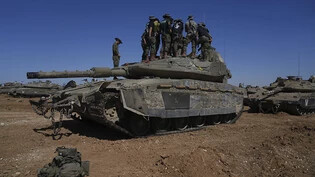 Israelische Soldaten stehen auf einem gepanzerten Militärfahrzeug an einem Rastplatz nahe der Grenze zwischen Israel und Gaza. Foto: Tsafrir Abayov/AP/dpa