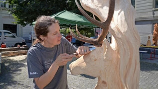 Kunst aus Holz: Jacky Orler aus Ennenda ist an der diesjährigen Holz-Art-Woche in Elm die einzige Schweizerin unter den fünf Kunstschaffenden.