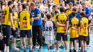 Gut vorbereitet: Der ehemalige Näfelser Trainer Dalibor Polak (Vierter von links) gibt den Nachwuchsspielern vom TSV Jona Volleyball vor dem Spiel wichtige Tipps.