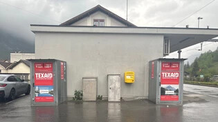 Diese beiden Altkleider-Container am Bahnhof Netstal wurden ausgeraubt. 
