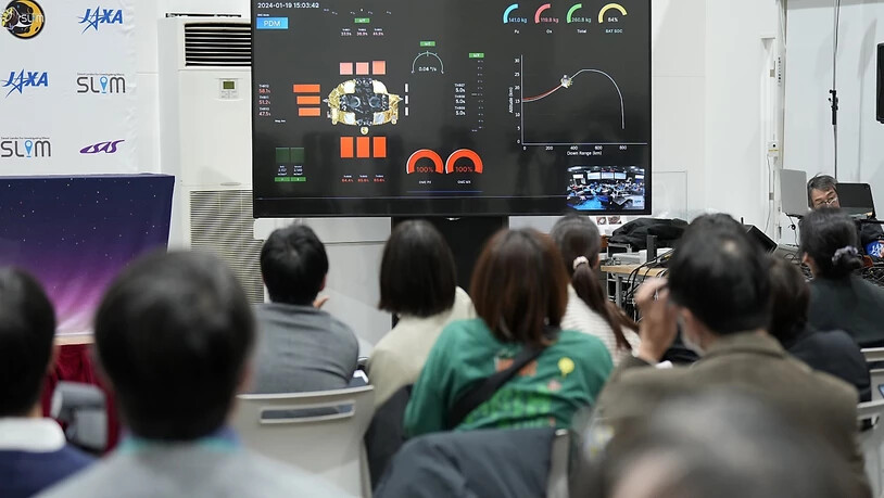 Journalisten verfolgen die Live-Übertragung der Mondlandung des Smart Lander for Investigating Moon (SLIM), auf dem Sagamihara Campus der JAXA. Foto: Eugene Hoshiko/AP/dpa
