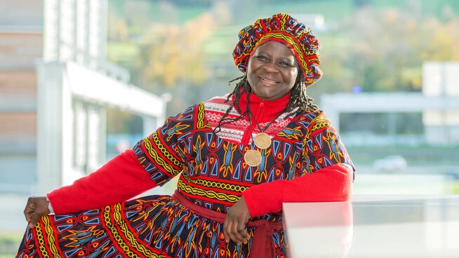 Immer ein Lächeln auf dem Gesicht: Auch wenn Rahel Mafisa Forba aus Kamerun derzeit in der Schweiz lebt, trägt sie mit ihrer traditionellen afrikanischen Tracht ein Stück Heimat mit sich.