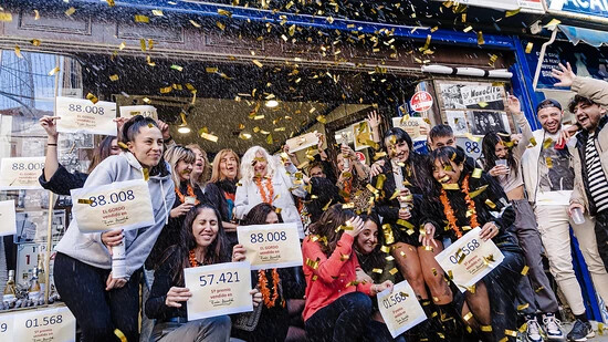 Die Gewinner des ersten Preises der Weihnachtslotterie 2023 mit der Nummer 88008 feiern ihr Glück in Dona Manolita, Madrid. Foto: Carlos Luján/EUROPA PRESS/dpa